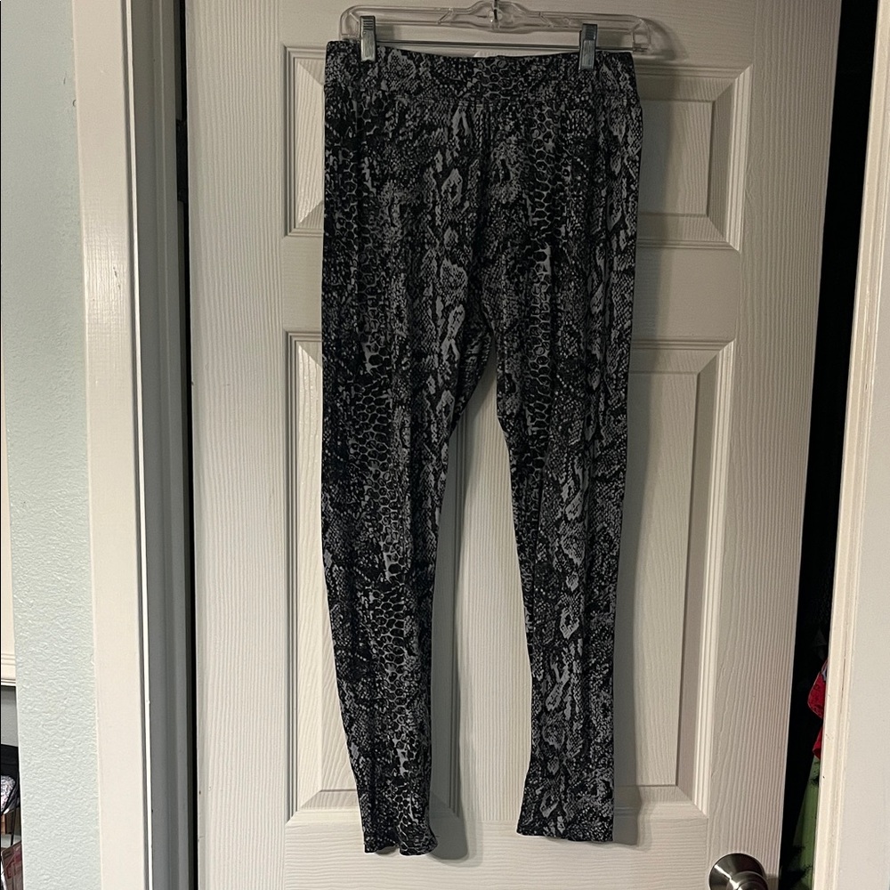 Chic Black and Gray Patterned Leggings